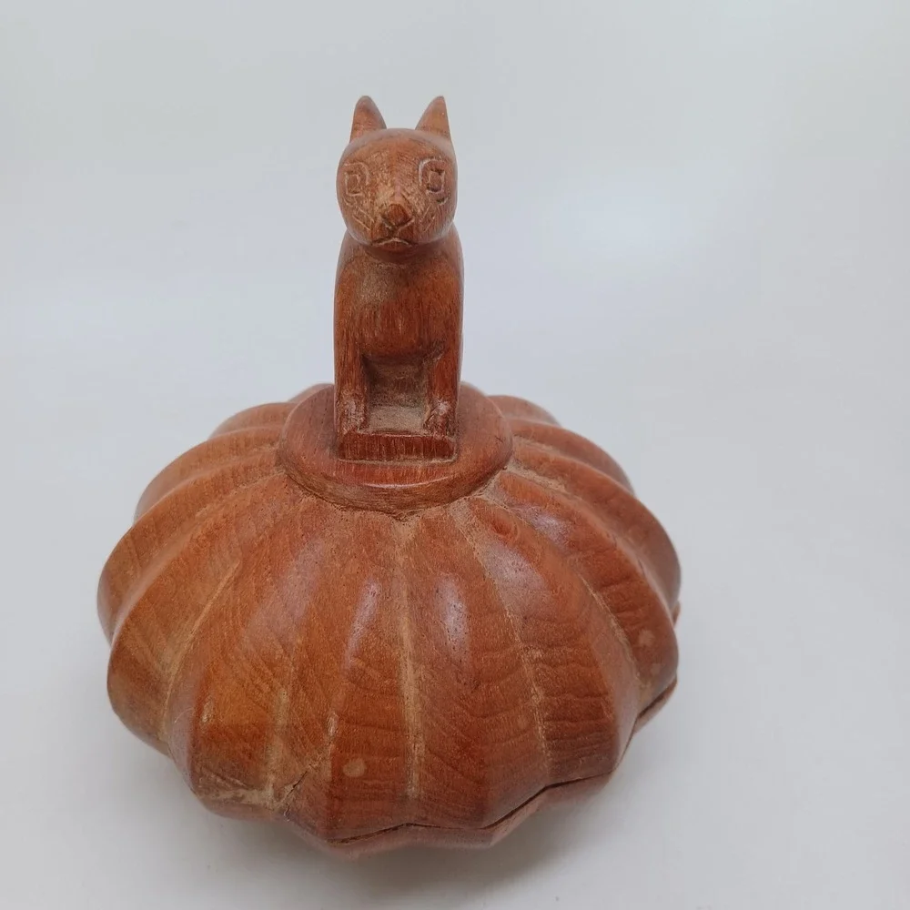 Hand Carved Wooden Rabbit Trinket Box Fluted Pumpkin‎ Shape Folk Art Bunny Decor